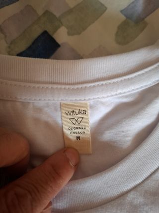 Camiseta blanca con nube y arcoíris