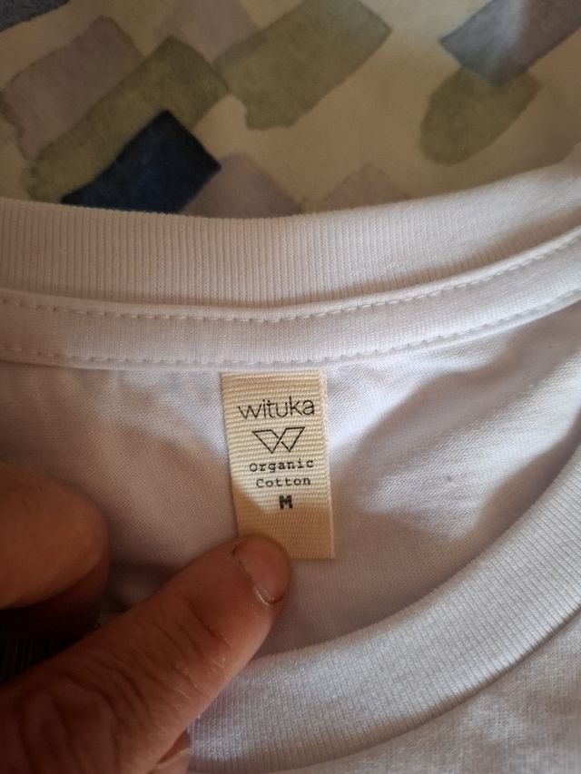 Camiseta blanca con nube y arcoíris