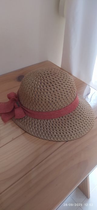 Sombrero de paja beige con cinta rosa
