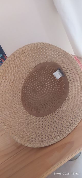 Sombrero de paja beige con cinta rosa
