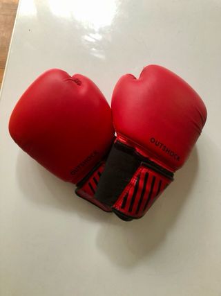 Guantes de boxeo y saco OUTSHOCK. Nuevos, sin uso.