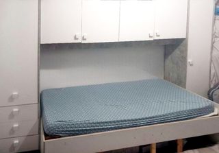 Cama grande con armario empotrado