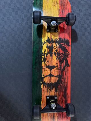 Monopatín con diseño de león Rasta