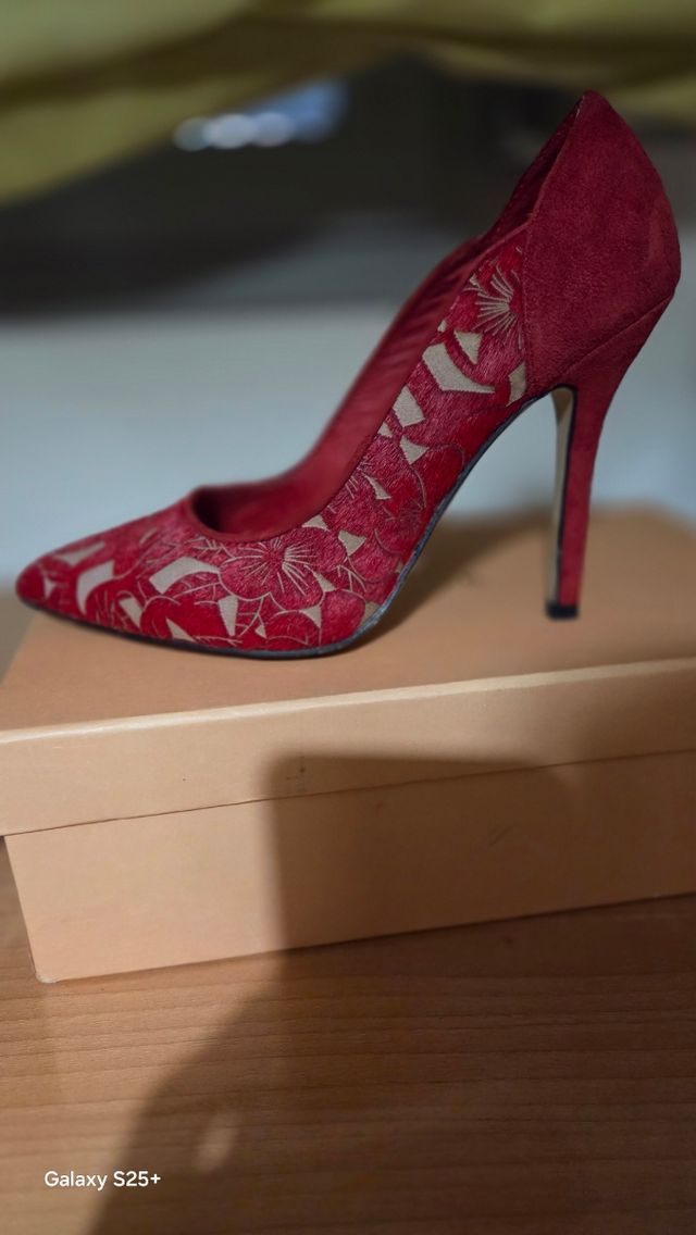 Zapatos de tacón rojos de piel natural