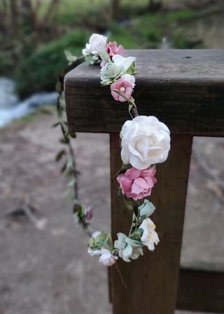 Corona de flores rosa palo, verde y blanca