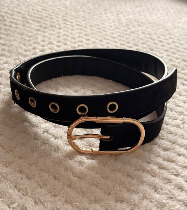 Cinturón negro con hebilla dorada
