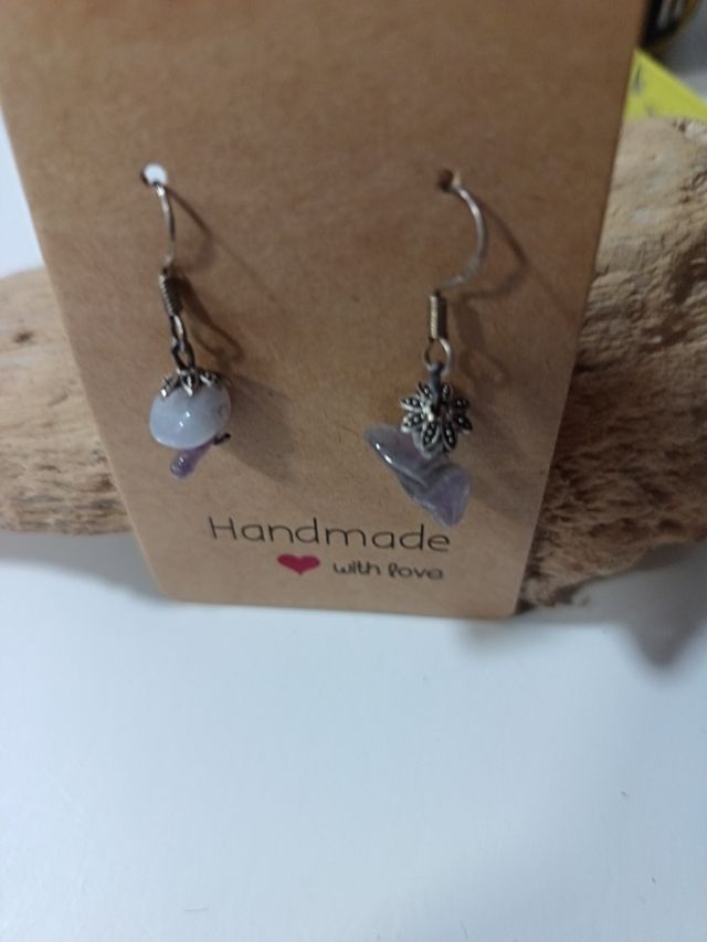 Pendientes artesanales morados y plateados