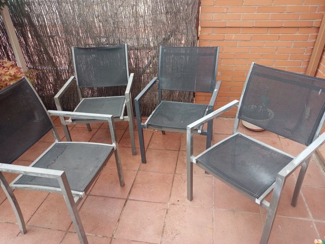 Sillas de aluminio y textil resistentes.