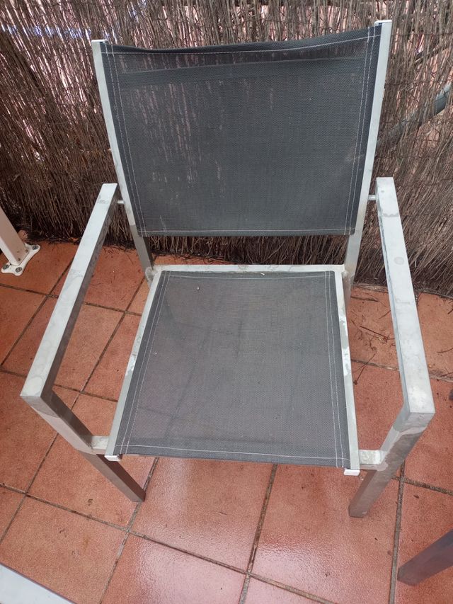 Sillas de aluminio y textil resistentes.