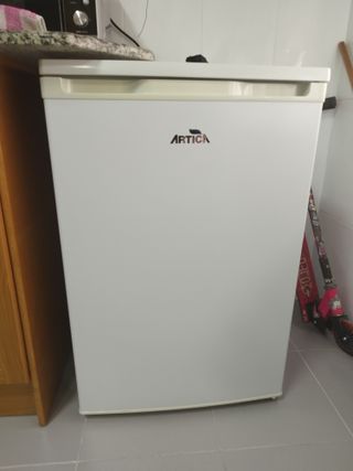 Congelador vertical ARTICA bajo encimera