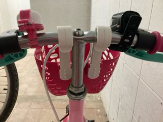 Bicicleta infantil B'Twin rosa con cesta