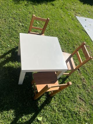 Mesa y 3 sillas infantiles de madera
