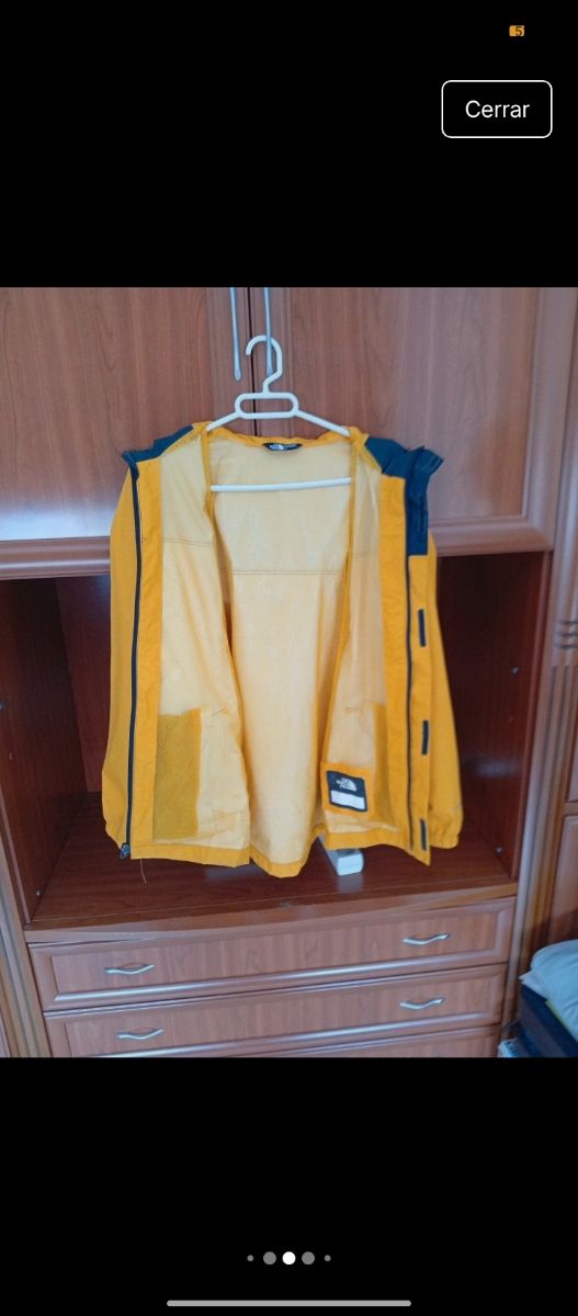 Chaqueta The North Face azul y amarilla