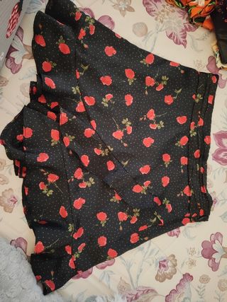 Falda pantalón negra con rosas