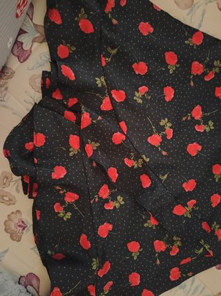 Falda pantalón negra con rosas