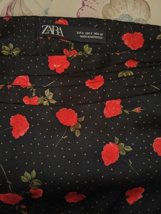 Falda pantalón negra con rosas