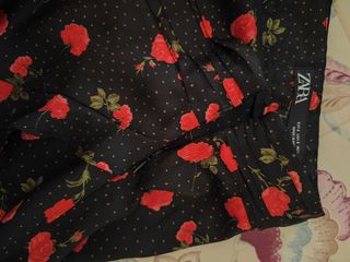 Falda pantalón negra con rosas
