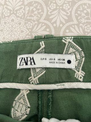 Pantalón Zara verde estampado