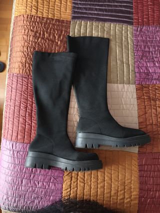 Botas elásticas negras talla 37.
Ultra cómodas.


