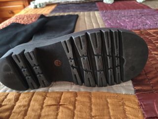 Botas elásticas negras talla 37.
Ultra cómodas.

