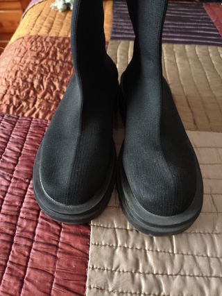 Botas elásticas negras talla 37.
Ultra cómodas.

