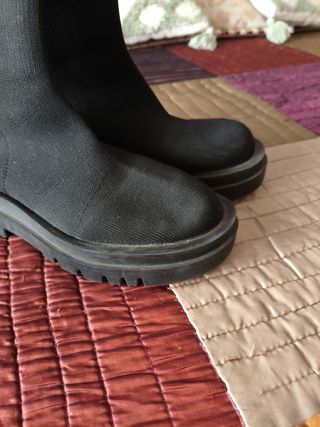 Botas elásticas negras talla 37.
Ultra cómodas.

