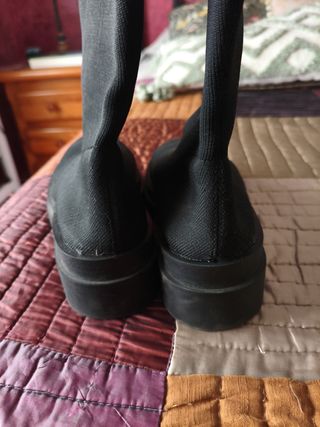 Botas elásticas negras talla 37.
Ultra cómodas.

