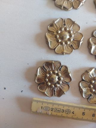 Fiori decorativi in metallo dorato