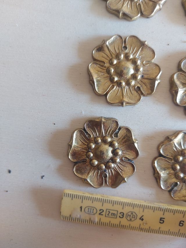 Fiori decorativi in metallo dorato