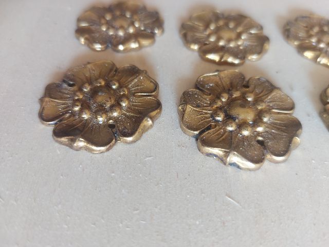 Fiori decorativi in metallo dorato