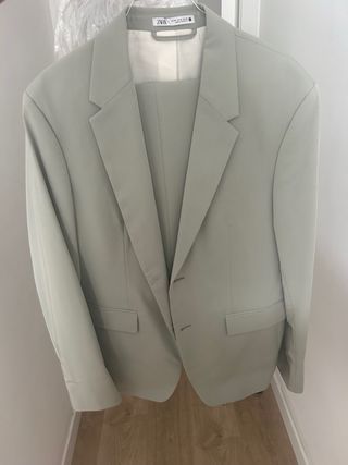 Traje ZARA verde pastel