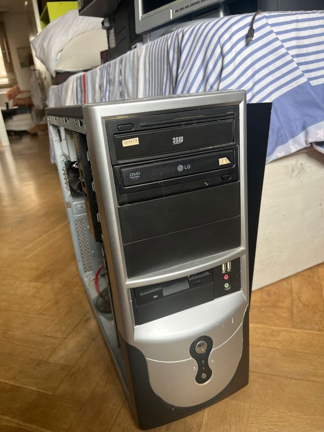 Torre PC Sobremesa Negra y Plateada