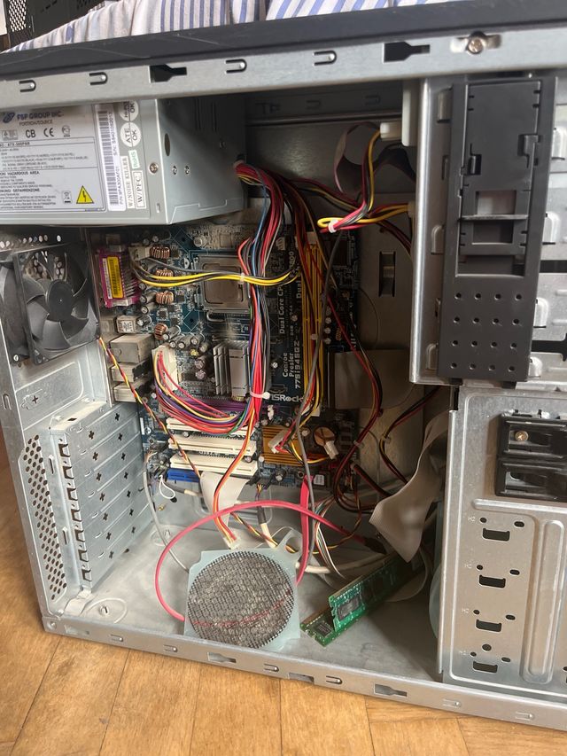 Torre PC Sobremesa Negra y Plateada