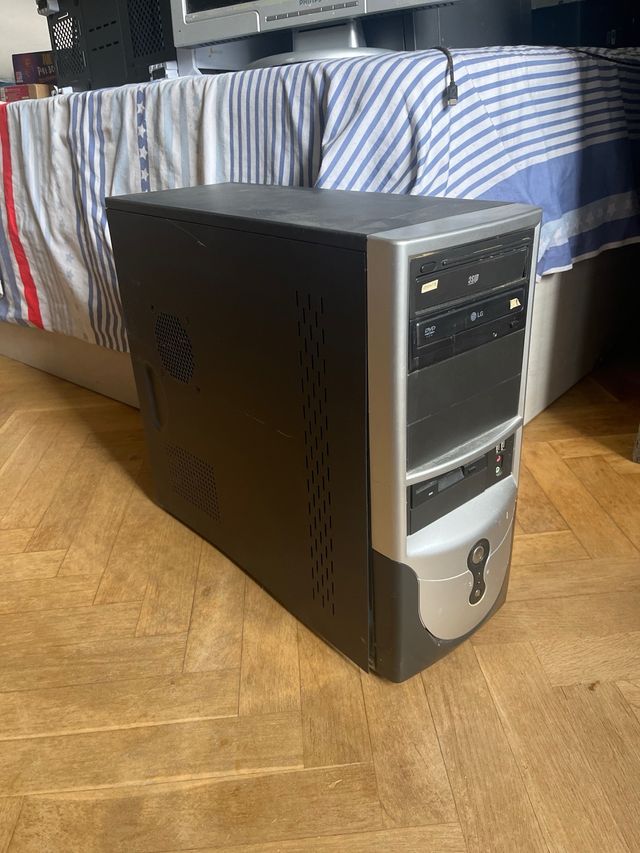 Torre PC Sobremesa Negra y Plateada