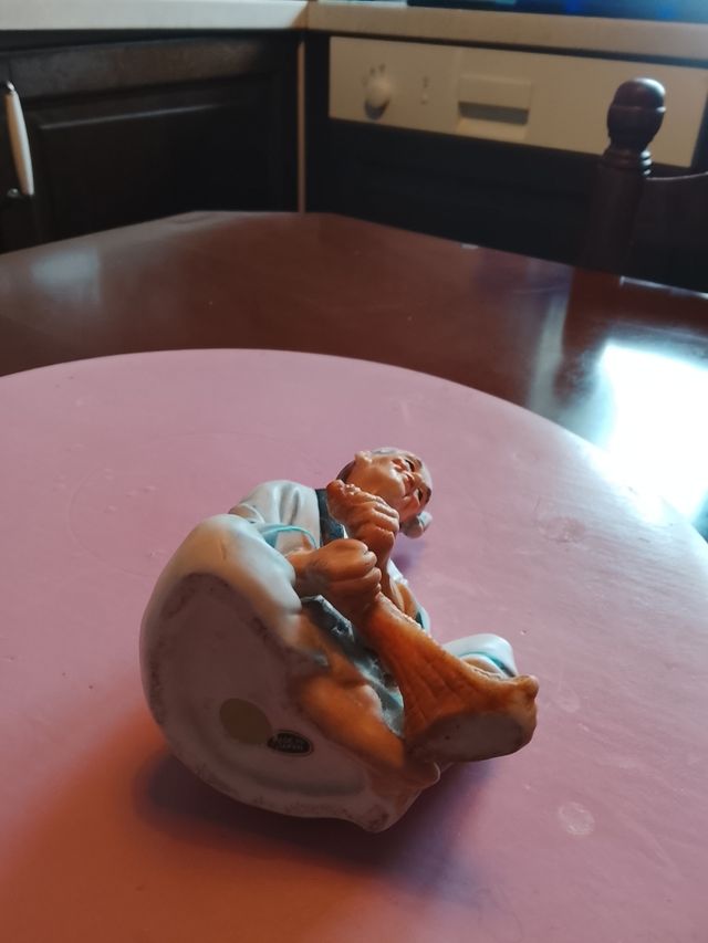 Figura de pescador de cerámica