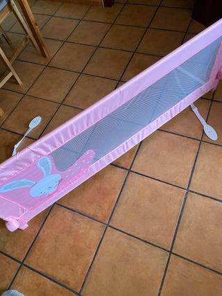 Barrera de cama rosa con dibujo de conejo