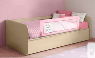Barrera de cama rosa con dibujo de conejo