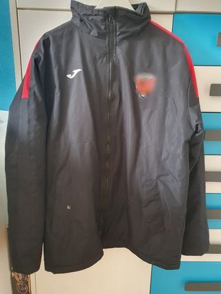 Cazadora deportiva Joma negra y roja
