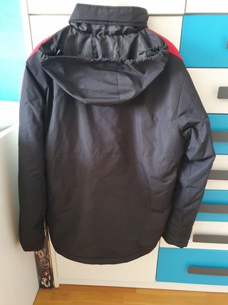 Cazadora deportiva Joma negra y roja
