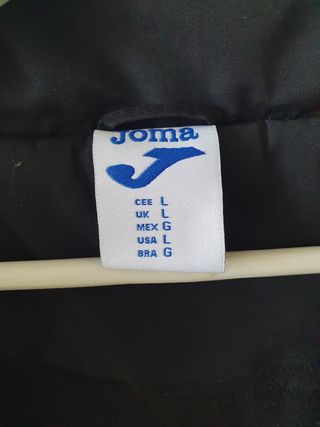 Cazadora deportiva Joma negra y roja
