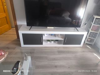 Mueble de salón blanco y gris