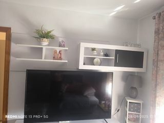Mueble de salón blanco y gris