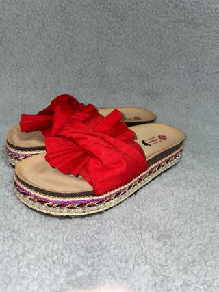 Sandalias de plataforma con un bonito lazo rojo