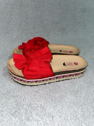 Sandalias de plataforma con un bonito lazo rojo