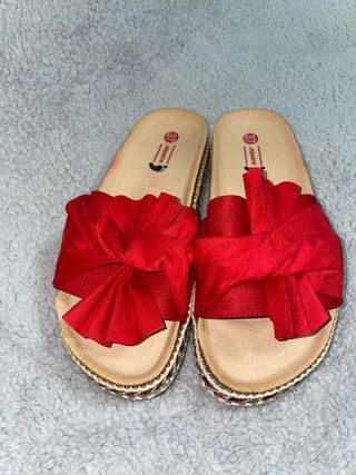 Sandalias de plataforma con un bonito lazo rojo