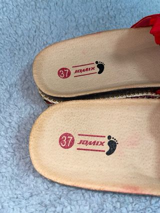 Sandalias de plataforma con un bonito lazo rojo