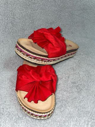 Sandalias de plataforma con un bonito lazo rojo