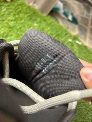 Zapatos Bershka grises y blancos