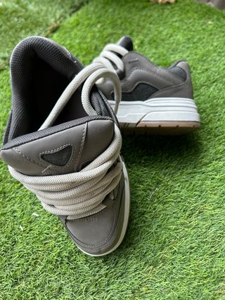 Zapatos Bershka grises y blancos