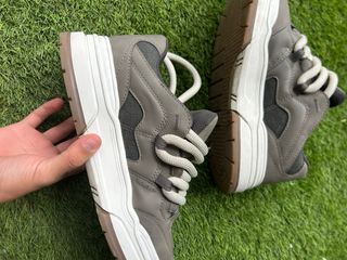 Zapatos Bershka grises y blancos